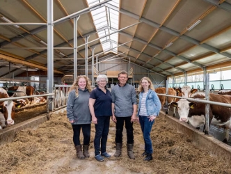 Oplevering strooiselstallen, interview in AD